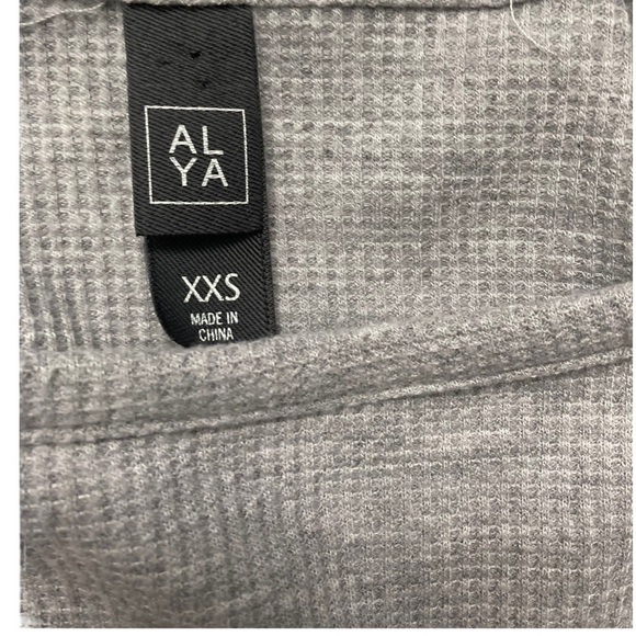 FRANCESCA’S Alya waffle thermal knit top with shoulder crochet details - Picture 3 of 8